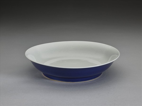 霽青釉劃花雙龍紋白裡盤