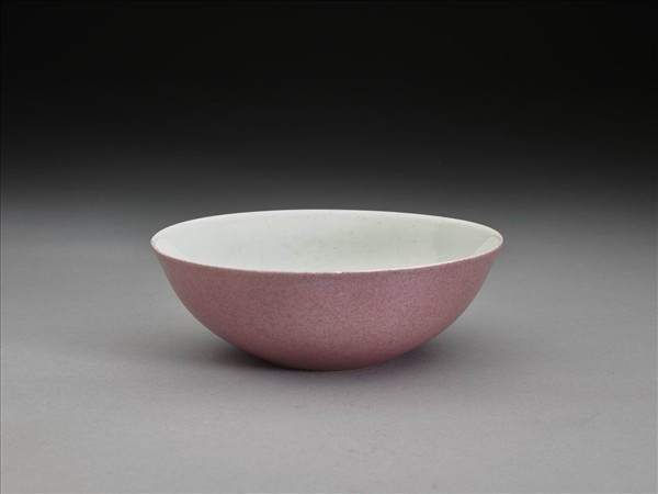 胭脂紅彩暗八寶淺碗