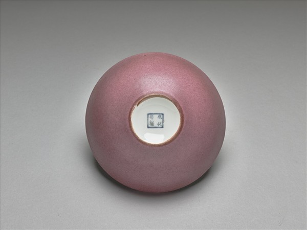 胭脂紅彩暗八寶淺碗