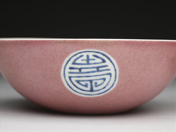 胭脂紅彩暗八寶團壽淺碗