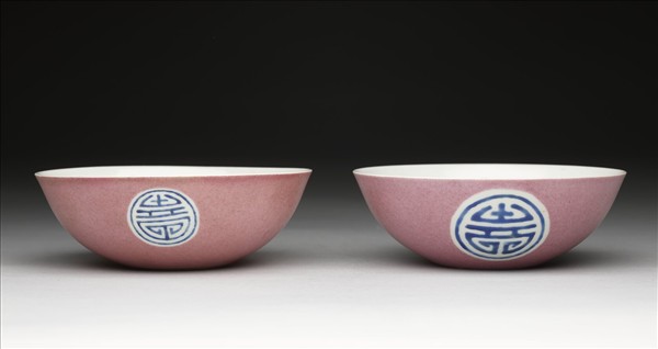 胭脂紅彩暗八寶團壽淺碗