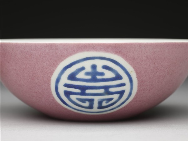 胭脂紅彩暗八寶團壽淺碗