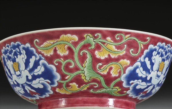 琺瑯彩紅地牡丹紋碗