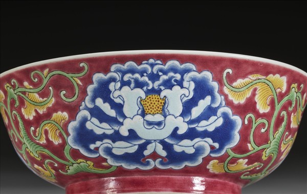 琺瑯彩紅地牡丹紋碗