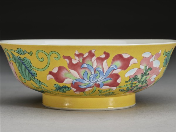 琺瑯彩黃地菊花淺碗
