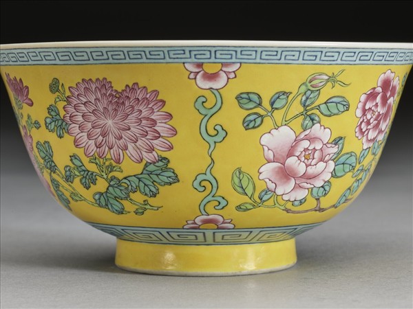琺瑯彩黃地四季花卉碗