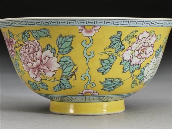 琺瑯彩黃地四季花卉碗