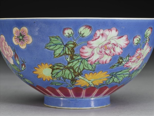 琺瑯彩藍地四季花卉碗