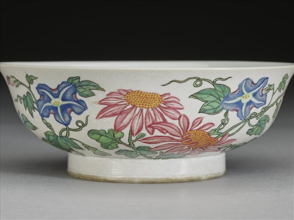 琺瑯彩白地花卉碗