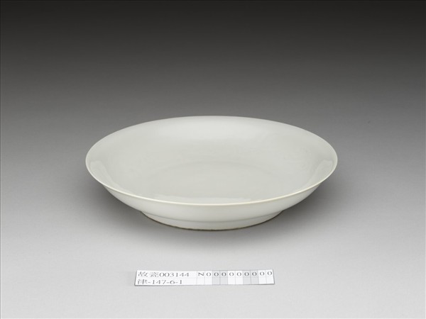 甜白釉雲龍紋盤