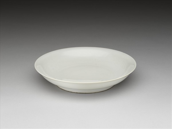 甜白釉雲龍紋盤