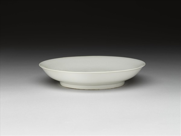 甜白釉雲龍紋盤