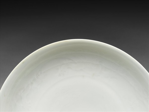 甜白釉雲龍紋盤