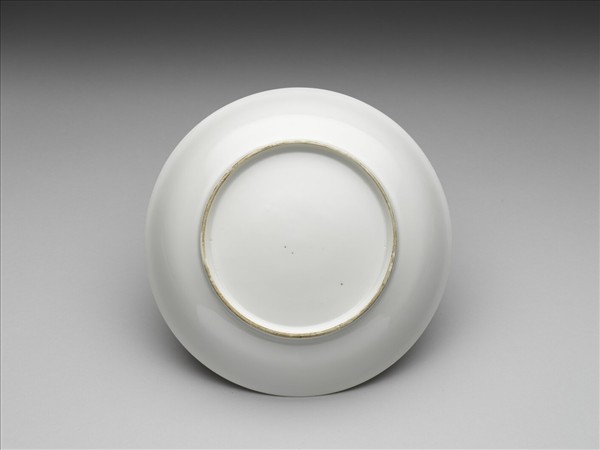 甜白釉雲龍紋盤