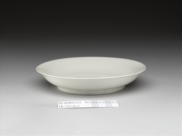 甜白釉雲龍紋盤