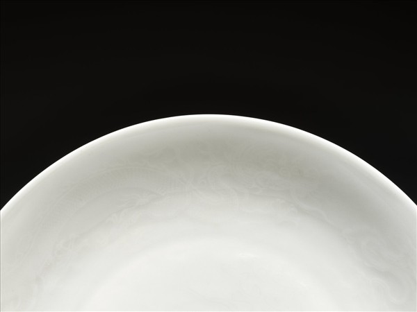 甜白釉雲龍紋盤