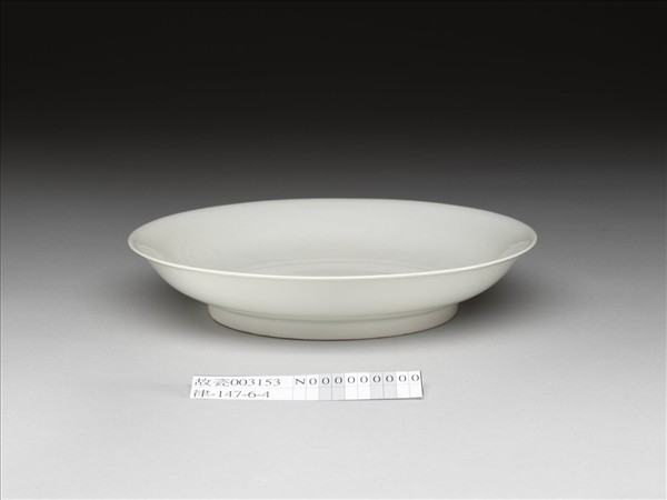 甜白釉雲龍紋盤