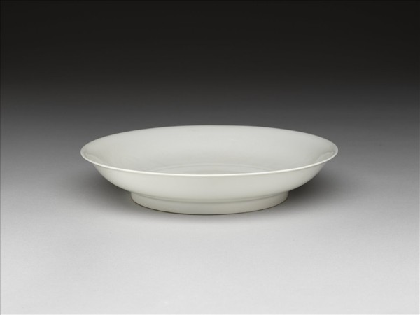 甜白釉雲龍紋盤