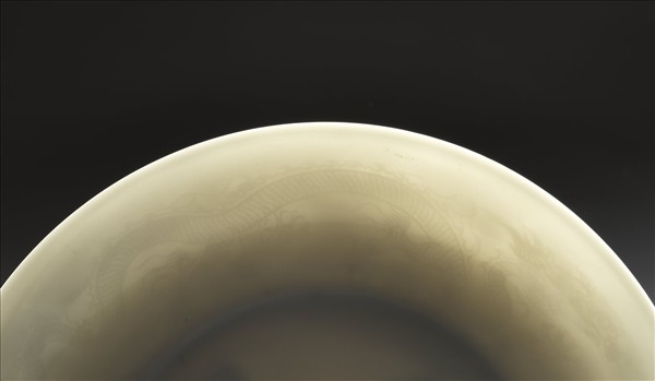 甜白釉雲龍紋盤