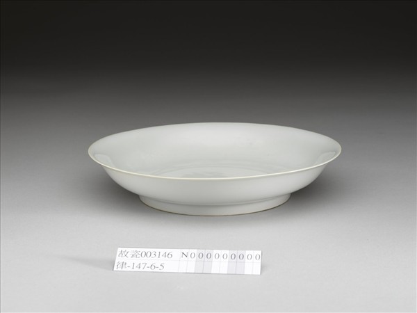 甜白釉雲龍紋盤