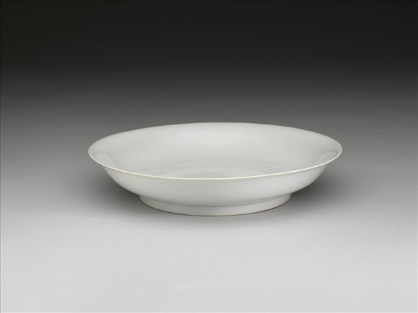 甜白釉雲龍紋盤