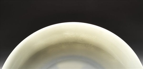 甜白釉雲龍紋盤