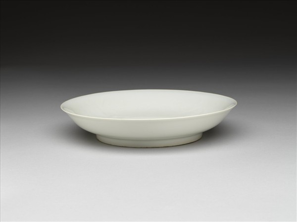 甜白釉雲龍紋盤