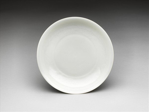 甜白釉雲龍紋盤