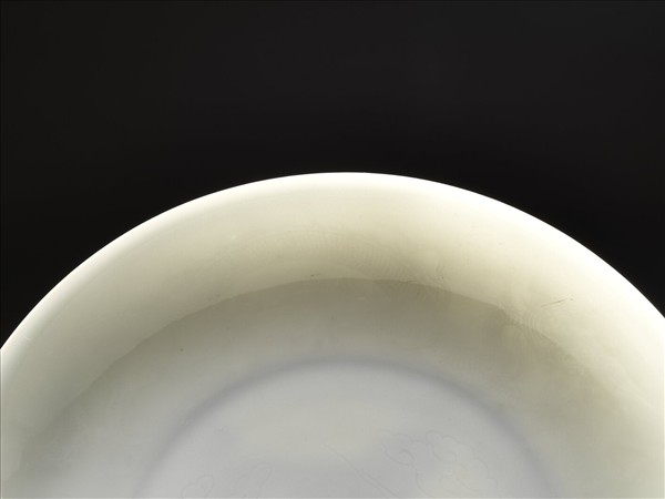 甜白釉雲龍紋盤