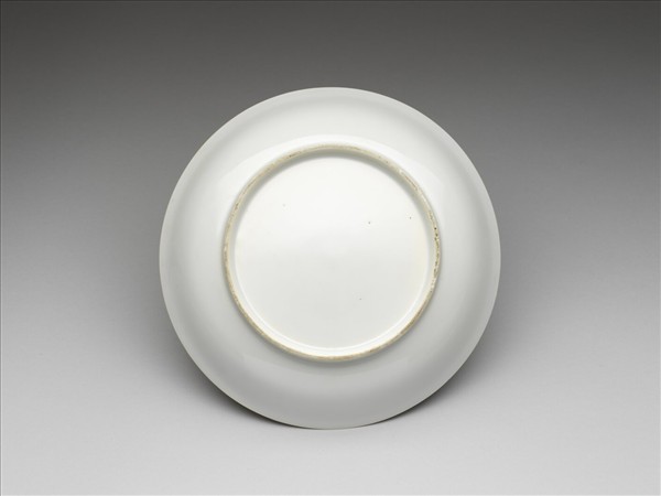 甜白釉雲龍紋盤