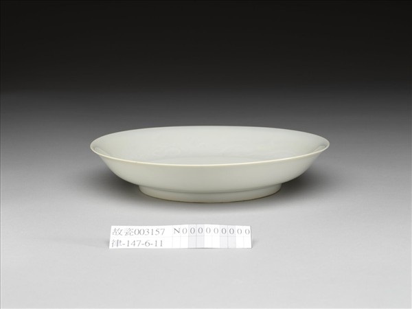 甜白釉雲龍紋盤