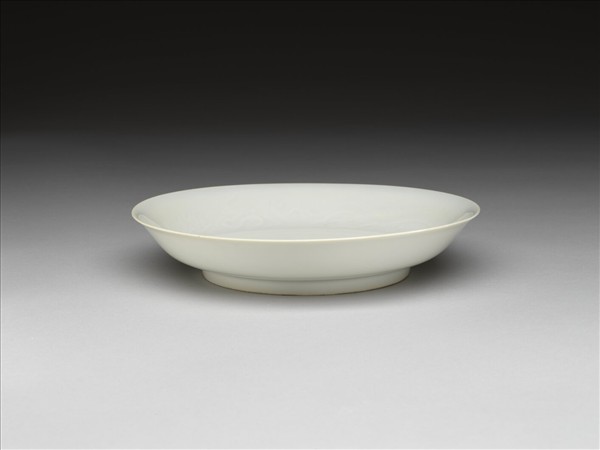 甜白釉雲龍紋盤