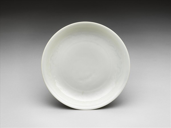 甜白釉雲龍紋盤