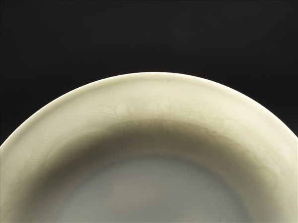 甜白釉雲龍紋盤