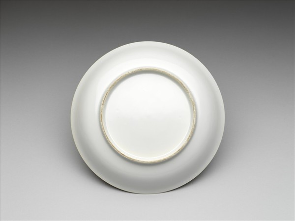 甜白釉雲龍紋盤