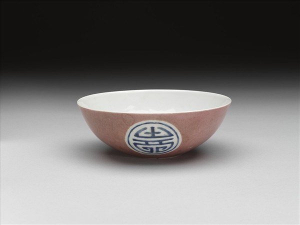 胭脂紅彩暗八寶團壽淺碗