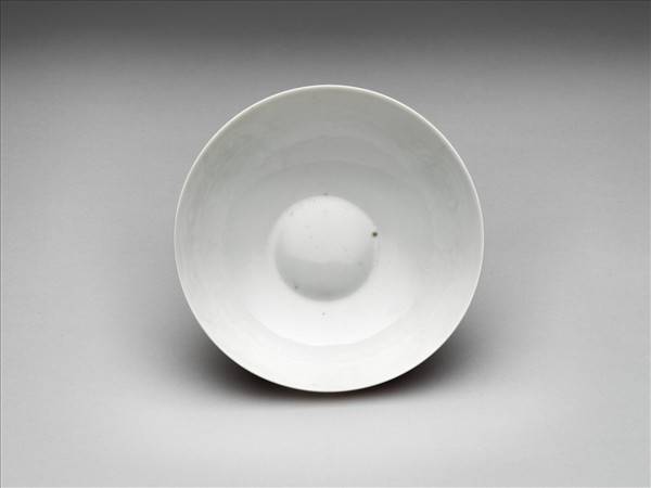 胭脂紅彩暗八寶團壽淺碗