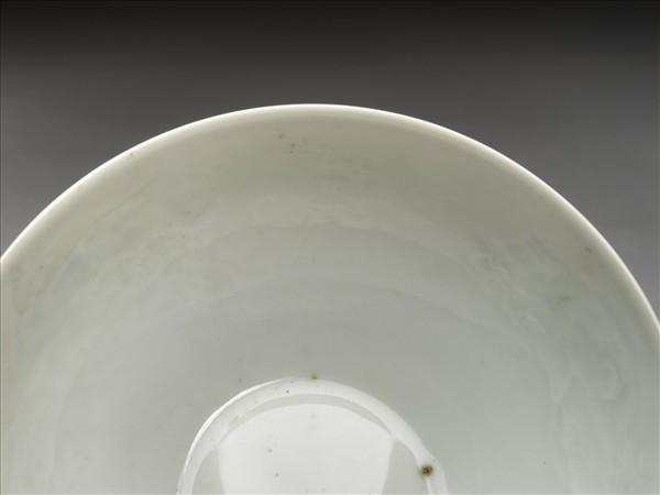 胭脂紅彩暗八寶團壽淺碗