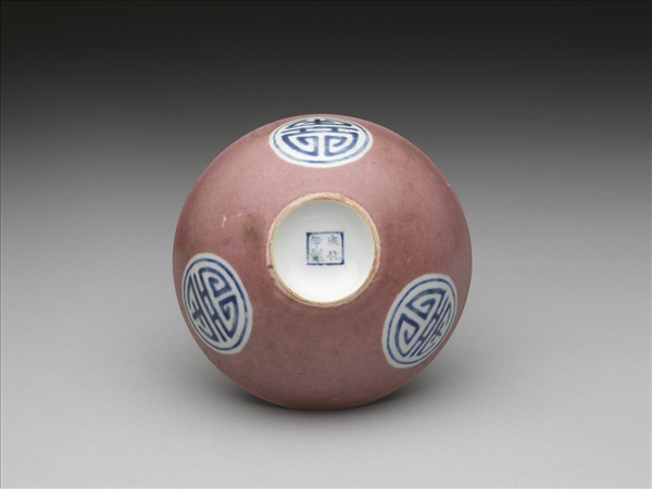 胭脂紅彩暗八寶團壽淺碗