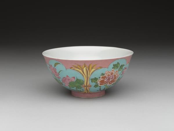 琺瑯彩粉紅地開光四季花卉紋碗