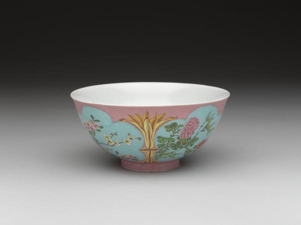 琺瑯彩粉紅地開光四季花卉紋碗