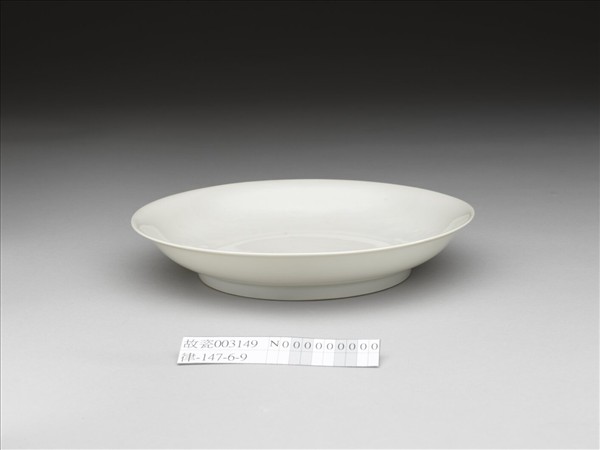 甜白釉雲龍紋盤