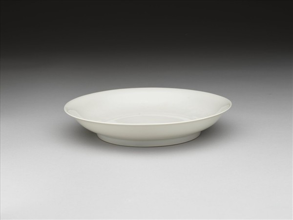 甜白釉雲龍紋盤