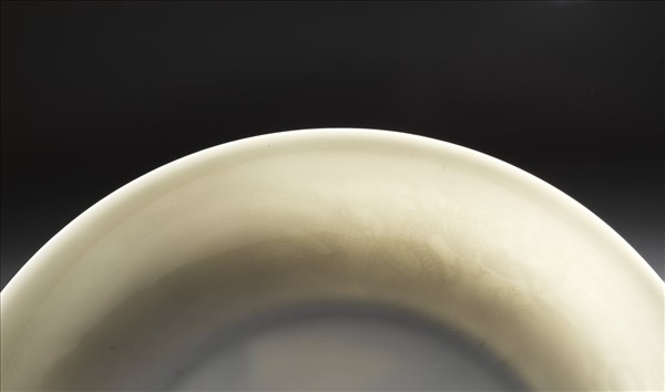 甜白釉雲龍紋盤