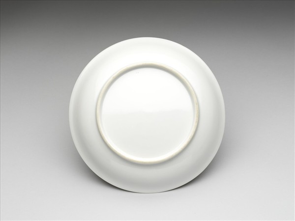 甜白釉雲龍紋盤