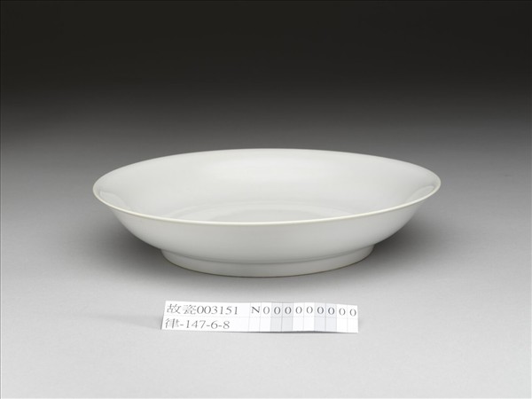 甜白釉雲龍紋盤