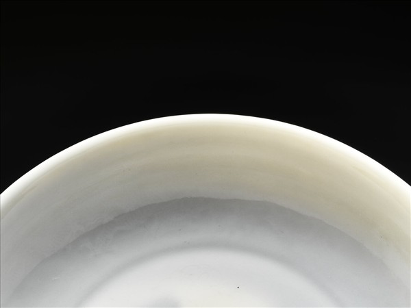 甜白釉雲龍紋盤