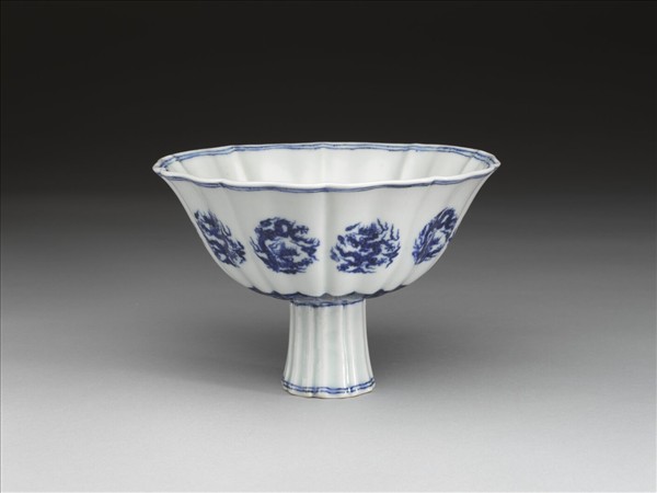 青花團龍紋葵式高足碗