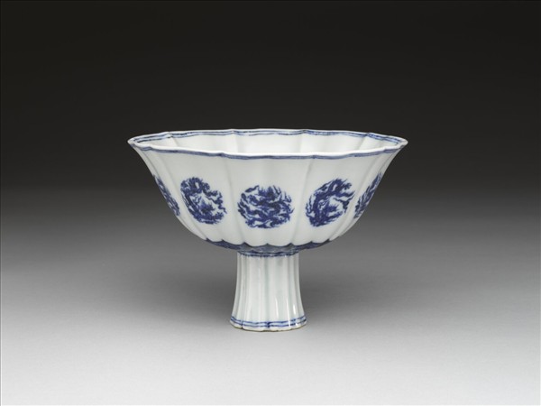 青花團龍紋葵式高足碗