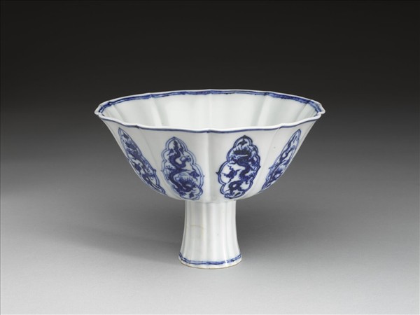 青花菱邊雲龍紋葵式高足碗